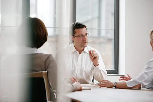 Szachowy król symbolizujący strategię wyjścia